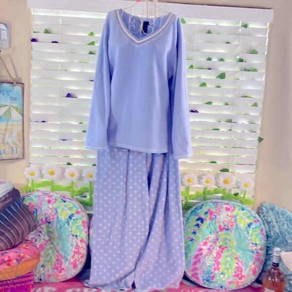 Periwinkle fleece pajamas with polka dot bottoms - Picture 4 of 11